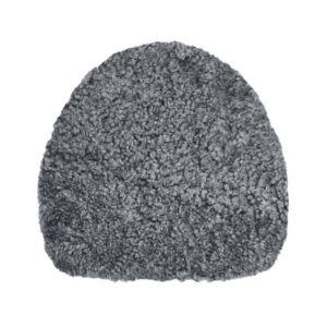 Curly pad forma silvergrå – rundad stolsdyna med stoppning i lockigt fårskinn