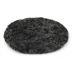Curly pad mörkgrå – rund stolsdyna med stoppning i lockigt fårskinn