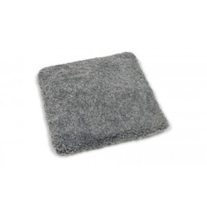 Curly pad silvergrå – fyrkantig stolsdyna med stoppning i lockigt fårskinn