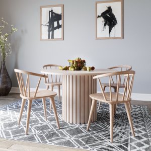 PiPi matgrupp, runt matbord Ø150 cm inkl 4 st Dalsland karmstolar – Whitewash + Fläckborttagare för möbler