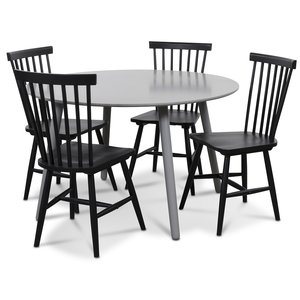 Rosvik matgrupp grått runt bord med 4 st svarta Karl Pinnstolar – Grå / Svarta + 3.00 x Möbeltassar