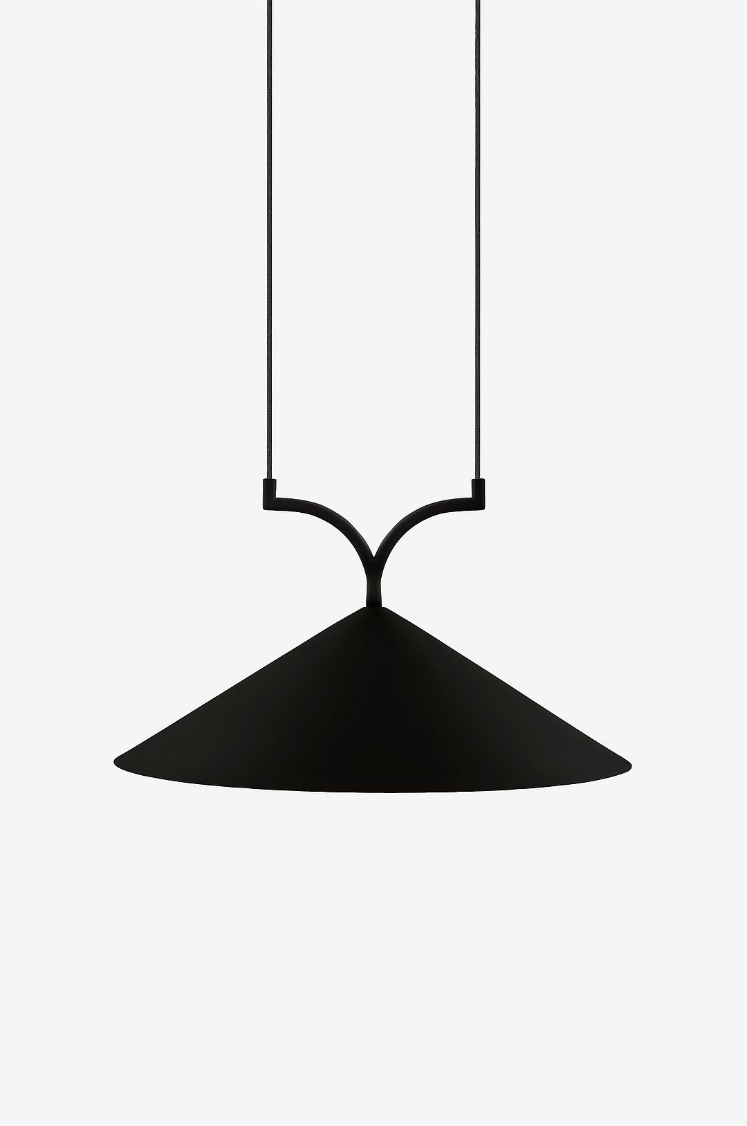 Globen Lighting – Taklampa Curve 50 – Svart – Takpendlar – Från Homeroom