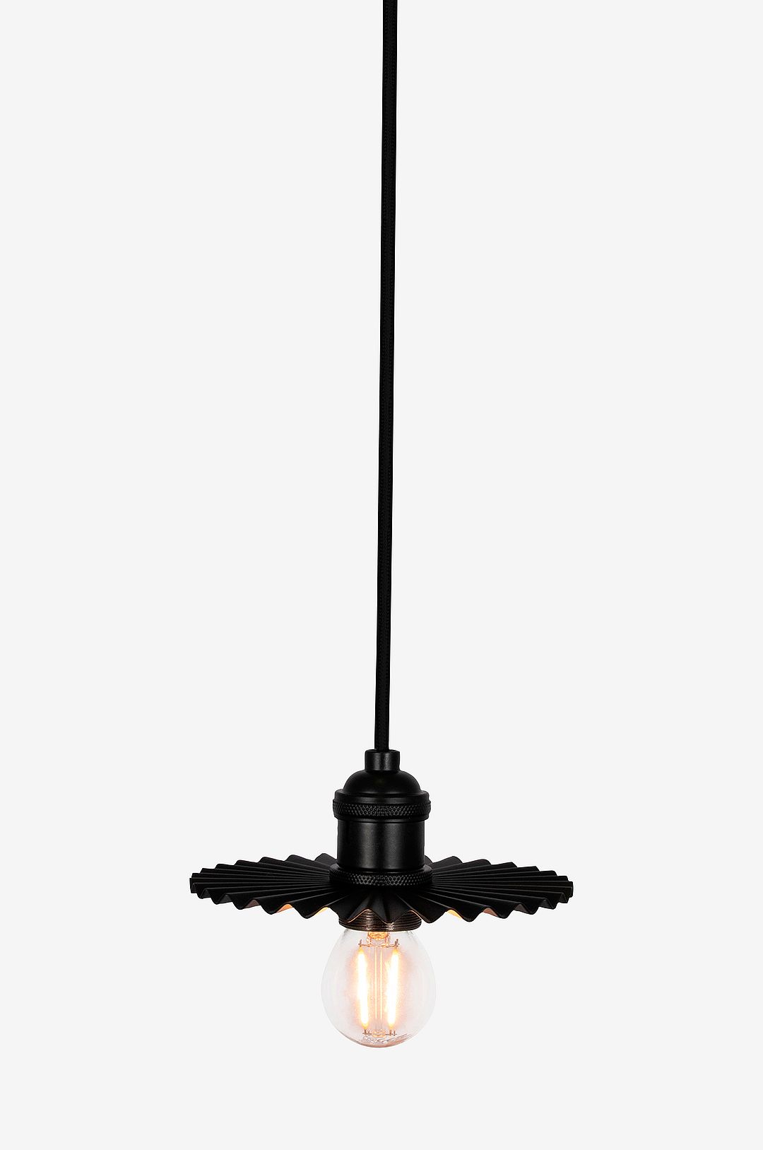 Globen Lighting – Taklampa Omega 15 – Svart – Takpendlar – Från Homeroom