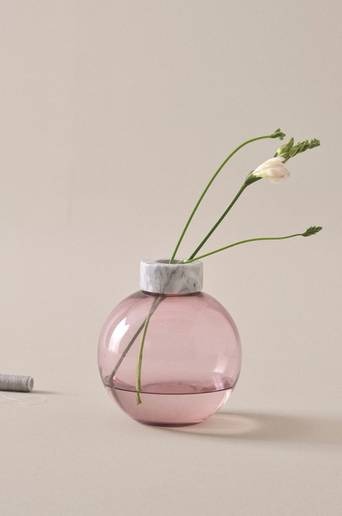 HILLEVI glasvas – höjd 19 cm Ljuslila/marmor