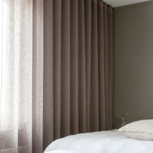 Hasta – Gardin Malva 268×280 cm – Grå – Veckbandslängder – Från Homeroom