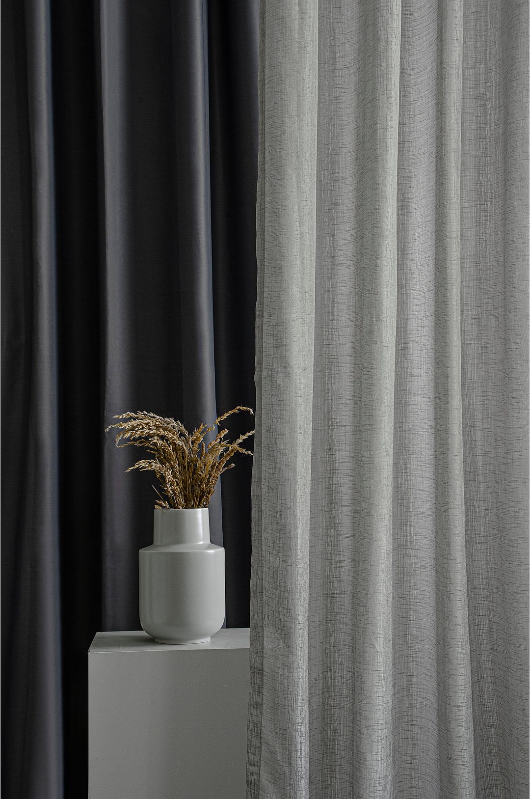 Hasta – Gardin Skimra XL – Grå – Veckbandslängder – Från Homeroom