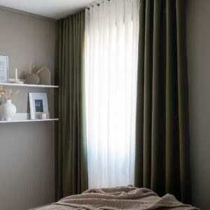 Hasta – Gardin Stilla 132×250 cm – Grön – Veckbandslängder – Från Homeroom