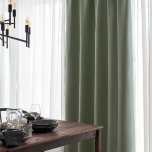 Hasta – Gardin Stilla 132×250 cm – Grön – Veckbandslängder – Från Homeroom