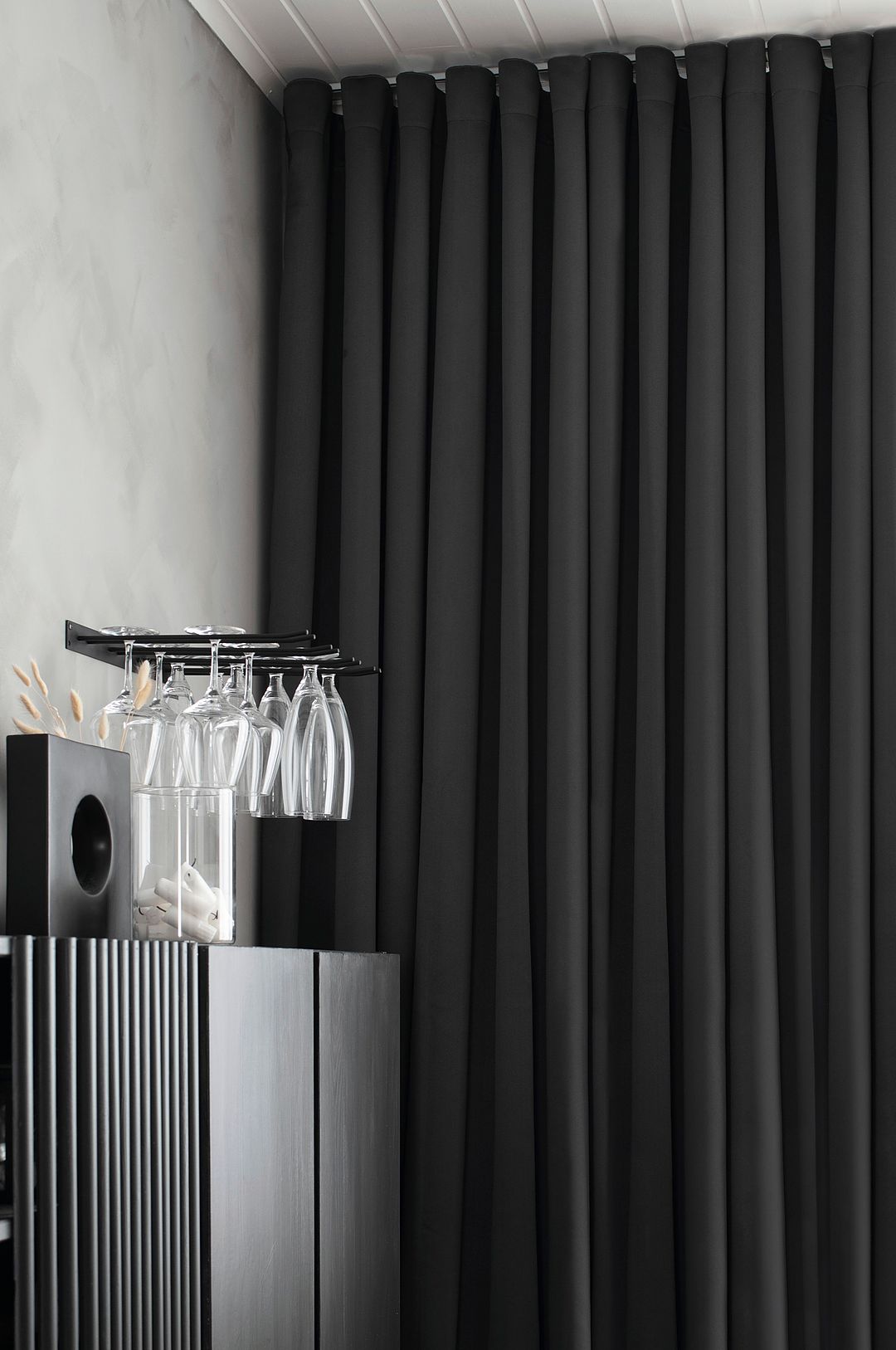 Hasta – Gardin Stilla 268×280 cm – Grå – Hanklängder – Från Homeroom