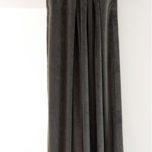 Hasta – Ljuva gardinlängd i sammet – Grå – Veckbandslängder – Från Homeroom