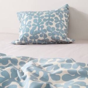 KNOTA örngott 60×50 cm ekologisk Vit/blå