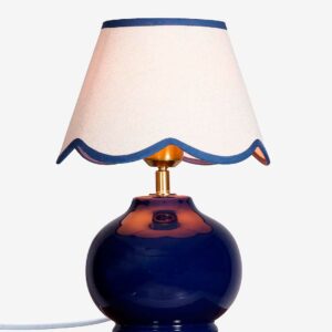 PR Home – Bordslampa Nell – Blå – Bordslampor – Från Homeroom