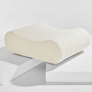 Pastill – Faye puff i teddy – Vit – Fotpallar & puffar – Från Homeroom