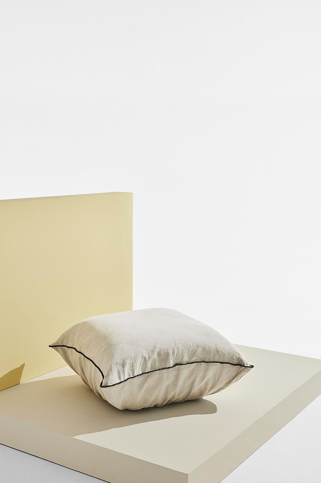 Pastill – Gia puff i linne – Beige – Fotpallar & puffar – Från Homeroom