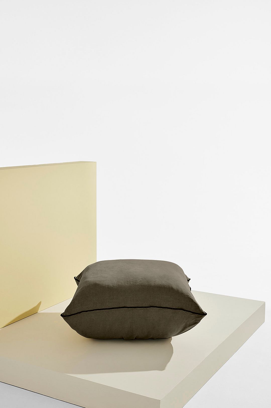 Pastill – Gia puff i linne – Grå – Fotpallar & puffar – Från Homeroom