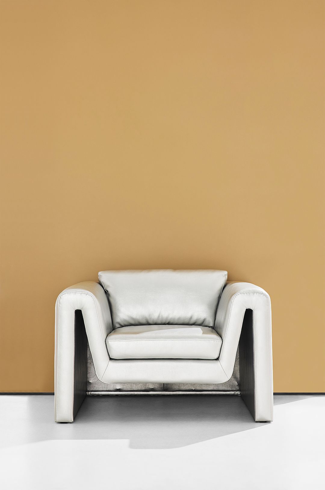 Pastill – Mika fåtölj veganskt läder – Silver – Fåtöljer – Från Homeroom