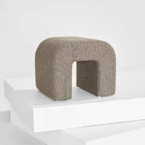 Pastill – Odette puff i bouclé 45×41 cm – Brun – Fotpallar & puffar – Från Homeroom