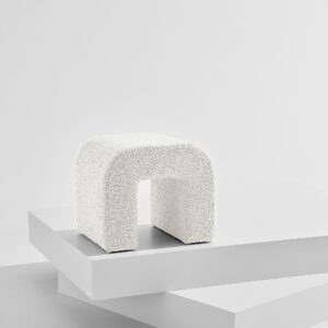 Pastill – Odette puff i bouclé 45×41 cm – Vit – Fotpallar & puffar – Från Homeroom