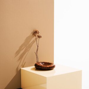 Pastill – Pop bord i färgat glas 60×60 cm – Beige – Soffbord – Från Homeroom