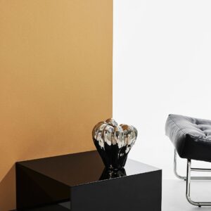 Pastill – Pop bord i färgat glas 60×60 cm – Svart – Soffbord – Från Homeroom