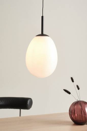 ROCHELLE taklampa Svart/opalglas