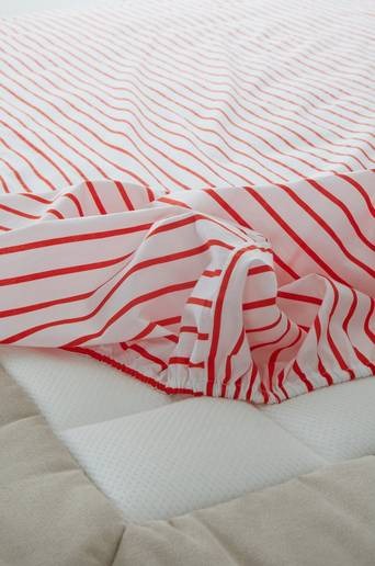 SIMA dra-på-lakan ekologisk Vit/tomatröd
