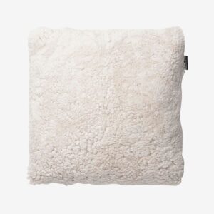 Skinnwille – Kuddfodral fårskinn Curly – Beige – Prydnadskuddar & kuddfodral – Från Homeroom