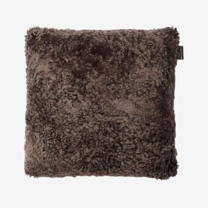 Skinnwille – Kuddfodral fårskinn Curly – Brun – Prydnadskuddar & kuddfodral – Från Homeroom