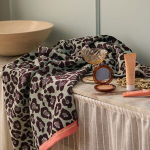 Staycation – Badhandduk Acv Vinegar Shampoo 430 ml i velour 70×140 cm – Grön – Badlakan – Från Homeroom