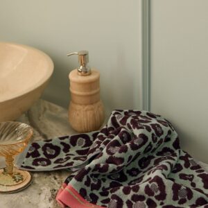 Staycation – Handduk Nice i velour 50×70 cm – Grön – Handdukar – Från Homeroom