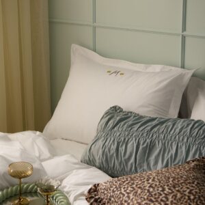 Staycation – Hotellörngott Careful Monogram Hotel i bomullspercale – Vit – Örngott – Från Homeroom