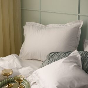 Staycation – Hotellörngott Careful Poem Hotel i bomullspercale – Vit – Örngott – Från Homeroom