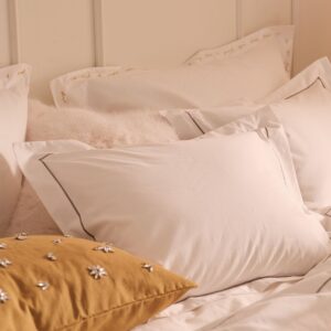 Staycation – Örngott Careful Line i bomullspercale – Vit – Örngott – Från Homeroom