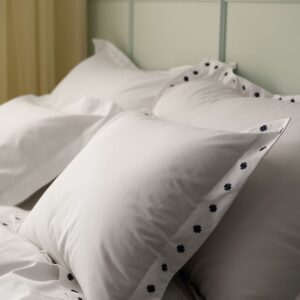 Staycation – Örngott Careful Lucky Clover i bomullspercale – Vit – Örngott – Från Homeroom