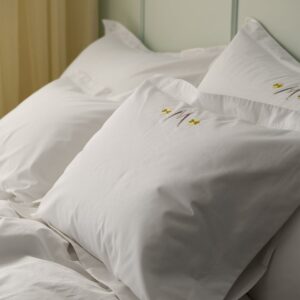 Staycation – Örngott Careful Monogram i bomullspercale – Vit – Örngott – Från Homeroom