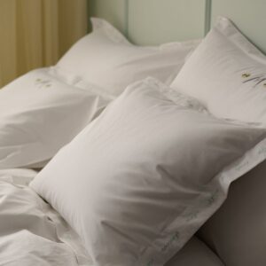 Staycation – Örngott Careful Poem i bomullspercale – Vit – Örngott – Från Homeroom