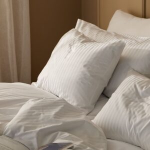 Staycation – Örngott Magical i satin – Vit – Örngott – Från Homeroom