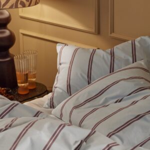 Staycation – Örngott Significant Stripe i bomullspercale – Blå – Örngott – Från Homeroom