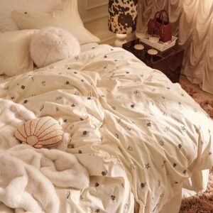 Staycation – Påslakanset Fancy Tattoo i satin 2 eller 3 delar – Vit – Påslakanset – Från Homeroom