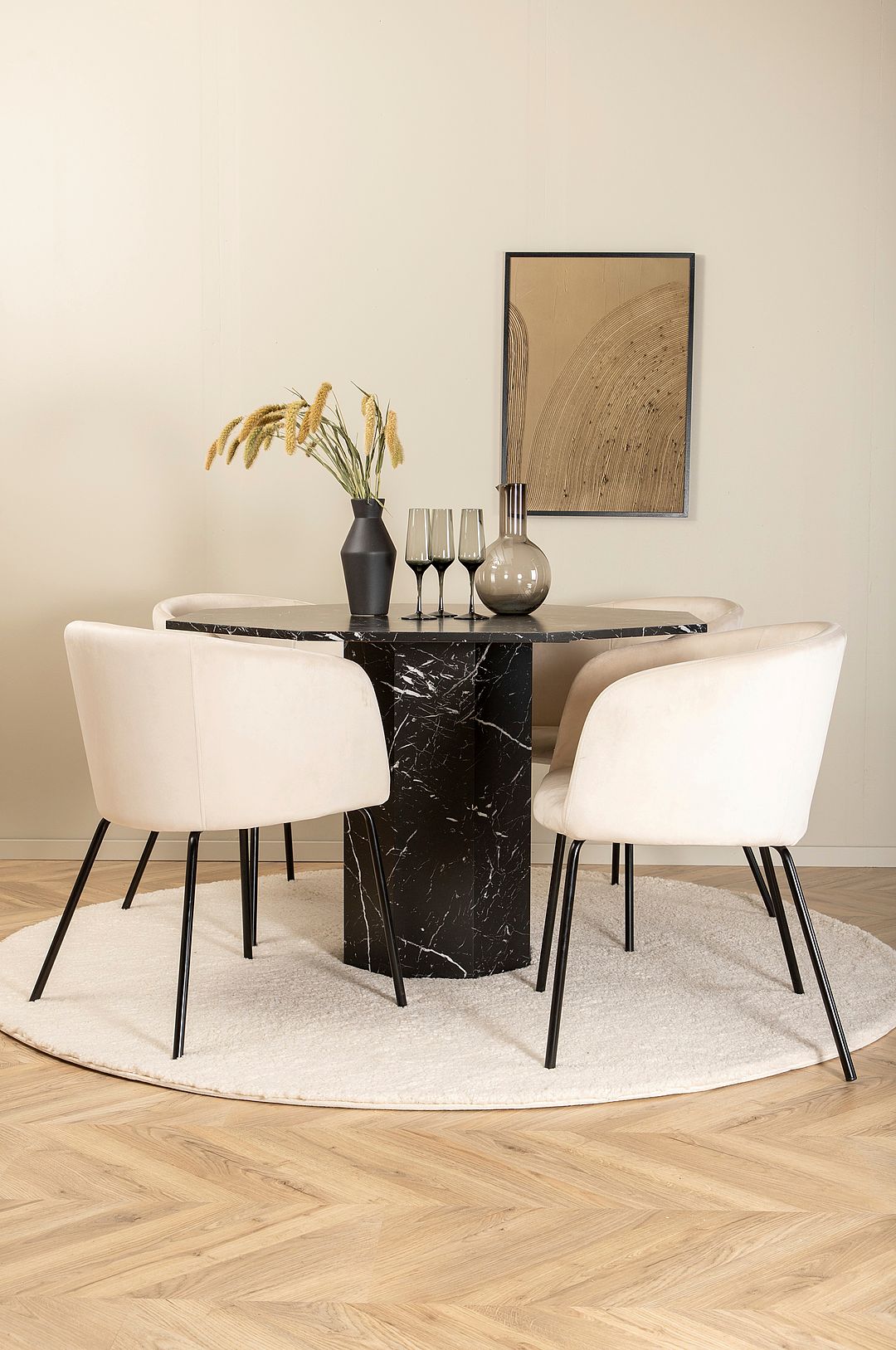 Venture Home – Matgrupp Marbs med 4 st matstolar Berit – Svart – Matgrupp 4 personer – Från Homeroom