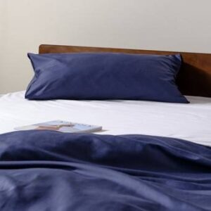 ZACK SATIN örngott 90×50 cm – ekologisk Mörkblå