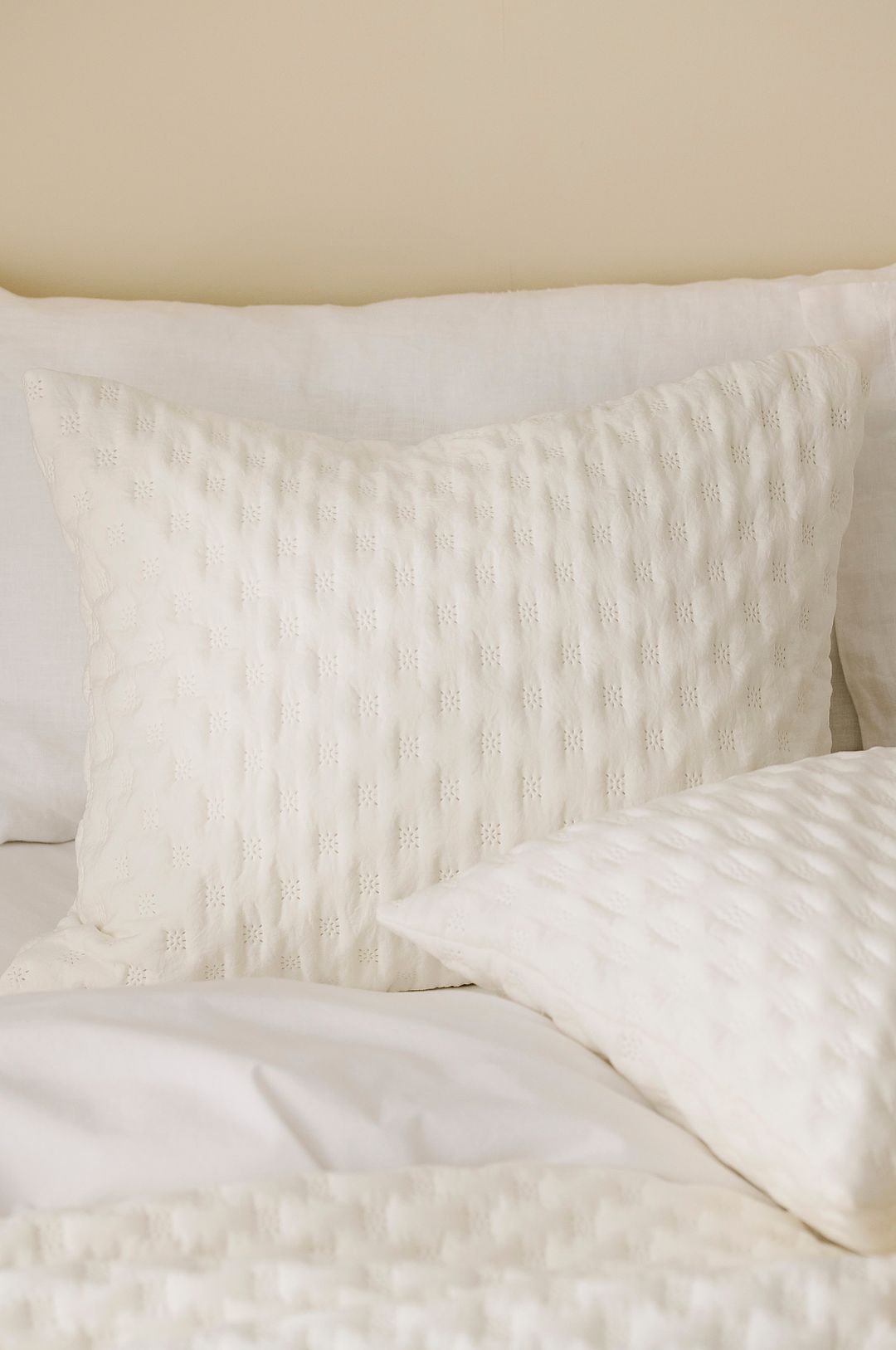 &Home – Kuddfodral Heaven Dottie – Vit – Prydnadskuddar & kuddfodral – Från Homeroom