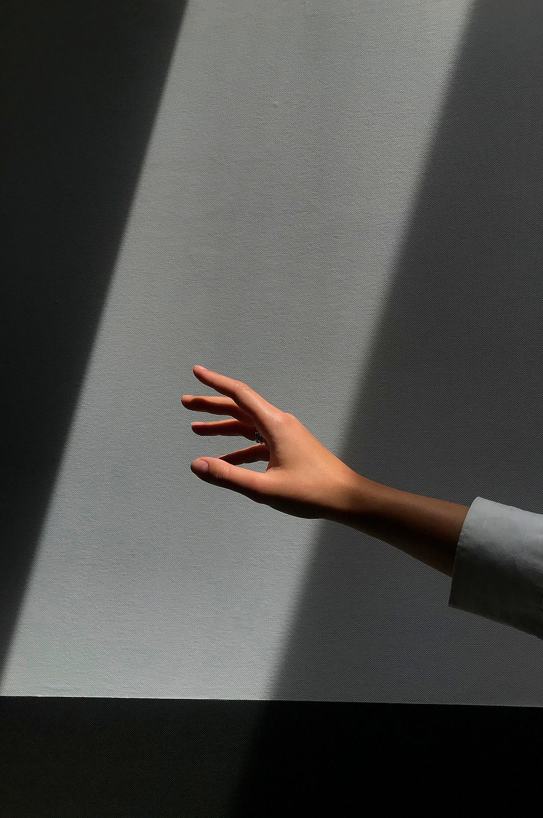 Venture Home – Poster Reaching hand – Grå – Posters – Från Homeroom