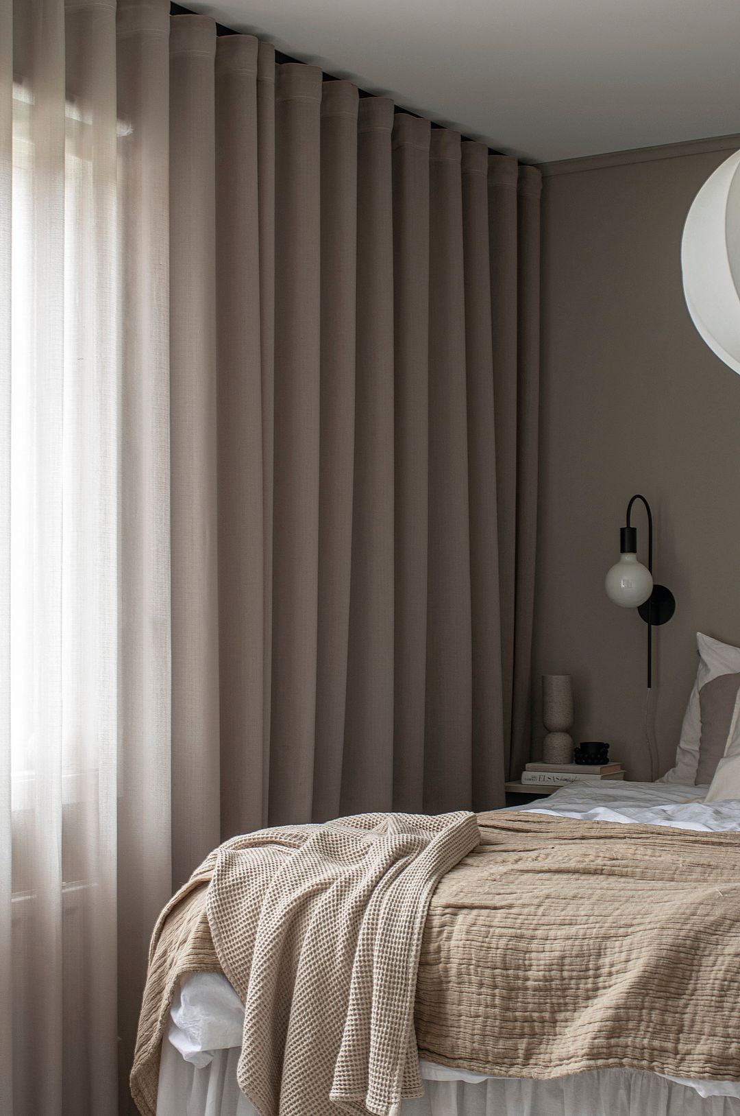 Hasta – Gardin Vilja 268×280 cm – Beige – Hanklängder – Från Homeroom