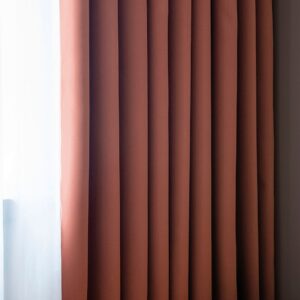 Hasta – Mörkläggande gardin Dokie – Röd – Mörkläggningsgardiner – Från Homeroom