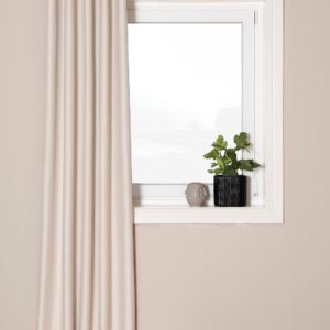 Hasta – Mörkläggningsgardin Nova 132x250cm – Beige – Veckbandslängder – Från Homeroom