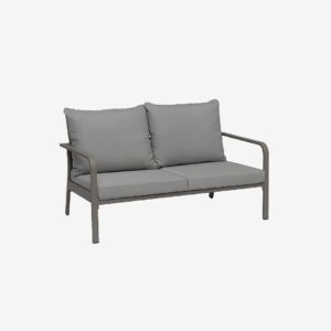 Hillerstorp – 2-sitssoffa Hånger Sand arm Dynor fjädergrå – Beige – Trädgårdssoffor – Från Homeroom