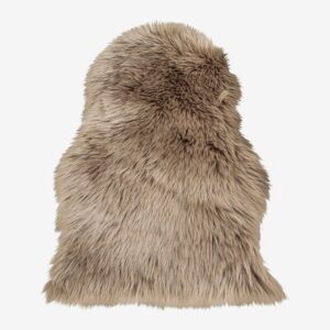 House Nordic – Lammskinn i syntetmaterial. I vitt 50 x 85 cm – Beige – Fällar & skinnmattor – Från Homeroom