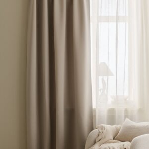 &Home – Mörkläggningsgardin Linnie 1-pack – Beige – Mörkläggningsgardiner – Från Homeroom